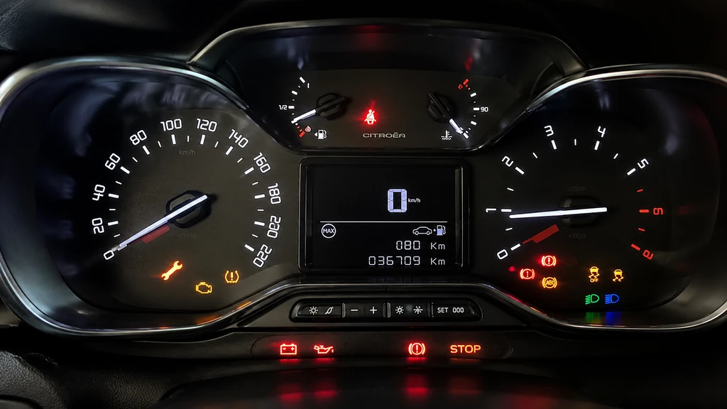 Tableau de bord Citroën C3 avec voyants rouges et orange allumés indiquant une alerte moteur et sécurité.