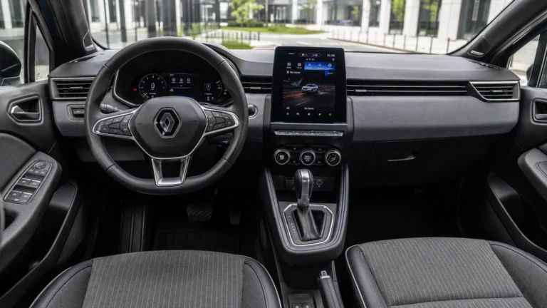 Intérieur de Renault Clio 5 avec tableau de bord moderne, écran tactile vertical et cockpit orienté conducteur
