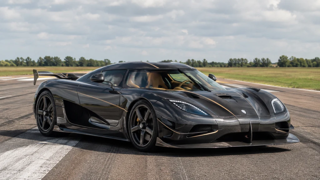 Koenigsegg Agera R en carbone noir sur une piste d’essai illustrant une hypercar suédoise extrême