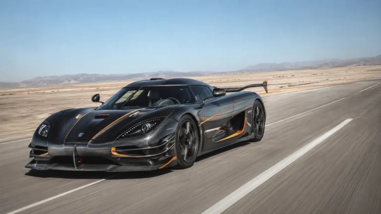 Koenigsegg Agera RS en carbone noir lancée sur une longue route désertique fermée