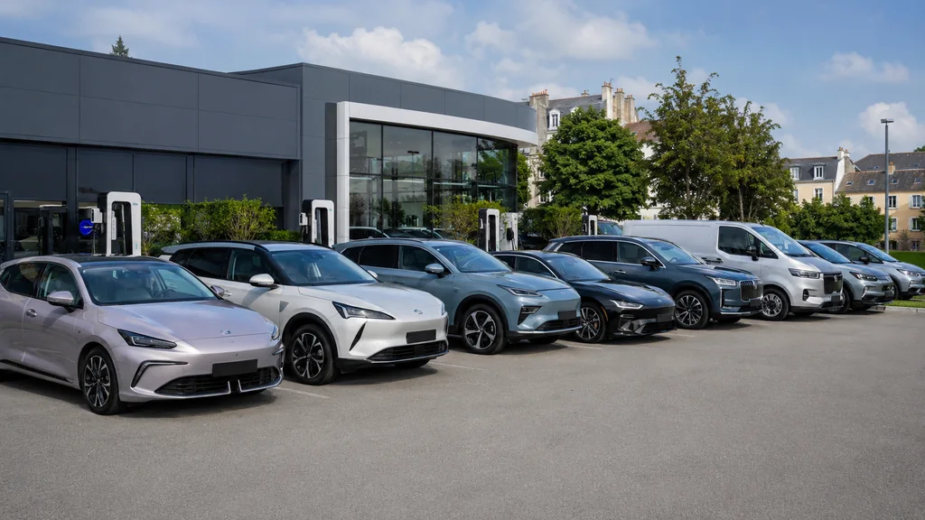 Alignement de voitures électriques chinoises devant une concession moderne en France