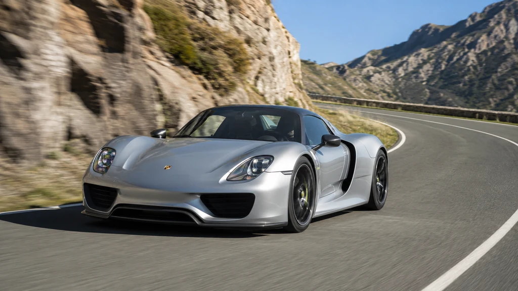 Porsche 918 Spyder AWD en pleine accélération sur une route de montagne